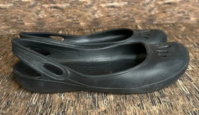 Sandalias planas Crocs sin cordones con espalda cómodas zapatos negros de goma para mujer 8” Foto 1 de 4