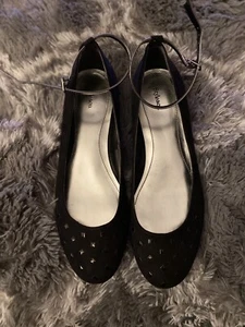 Style & Co Caity flache schwarze Damen-Ballerinas mit Knöchelriemen aus Wildlederimitat 10M - Bild 1 von 5