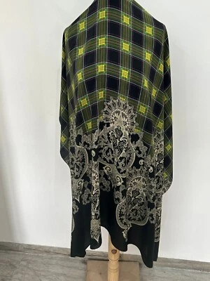 Lenço de seda preto xale Gianni Versace S12# feito na Itália 53/52 polegadas tem mancha - Imagem 1 de 4