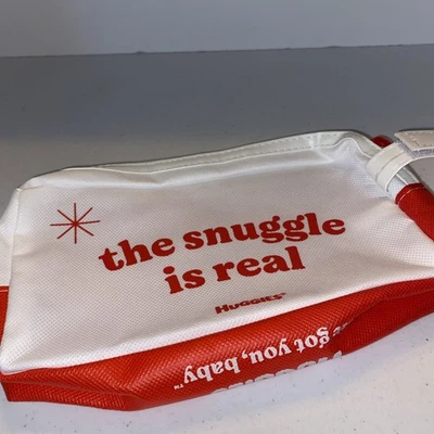 Bolsa porta pañales Huggies Baby Wipe con mango 'The Snuggle Is Real' Foto 1 de 4