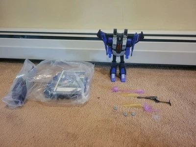 Takara Tomy Transformers Masterpiece MP-52+ Skywarp 8'' Action Figure - Imagem 1 de 4