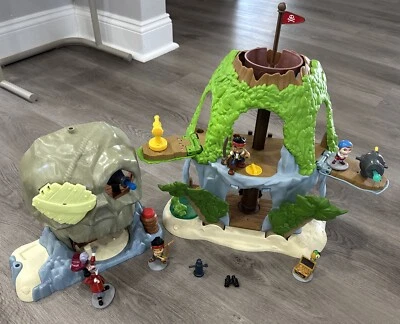 Lote de figuras mágicas de Jake y los piratas del País de Nunca Jamás Tiki escondite y Skull Island Foto 1 de 4