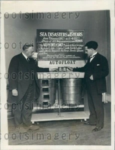 1928 Inspektor mit Erfinder Adam Drokolias & seinem Autofloat Pressefoto - Bild 1 von 2