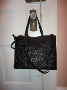 BRIGHTON GROSSE SCHWARZE FERRARA LEDER MEDAILLON SCHULTERTASCHE BEUTELTASCHE H38213 NEU! - Bild 1 von 8