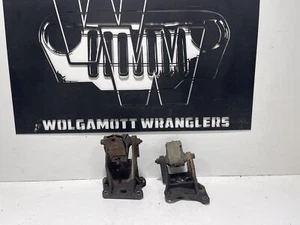 97-02 Motor Mount Brackets PAIR 2.5 4 Cyl Jeep Wrangler TJ OEM CC 3UU - Picture 1 of 7