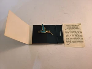 Broche prendedor vintage 1986 Wm lanza colibrí esmalte tono dorado - Imagen 1 de 3