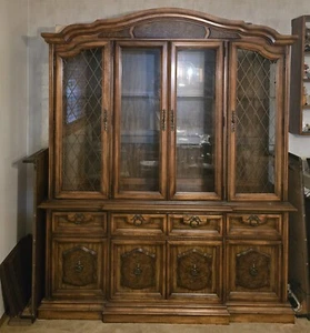 Vintage Stanley Furniture China Cabinet/Hutch (2 pieces) - Excellent Condition - Picture 1 of 10