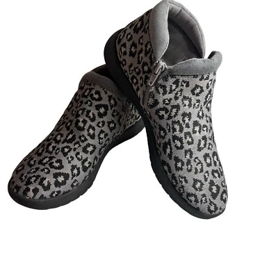 EUC Clarks Cloudsteppers 8.5 码可水洗针织短靴 Adella Pine 灰色豹纹 — 第 1/4 张图片