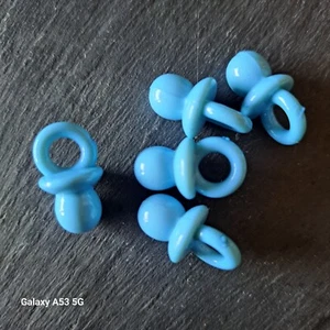 Lot de 5 pendentifs, sucette bleu en plastique, 2 x 1 cm, création naissance. - Imagen 1 de 2