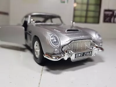 Aston Martin DB5 James Bond Goldfinger Detailed Motormax 1:24 Scale Model Car - Image 1 of 4