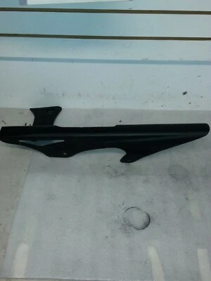 Suzuki Gladius SFV650 2009 | Cubierta protectora de cadena | Usado OEM Foto 1 de 4