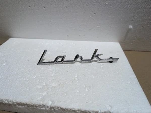 Insignia emblema original trasero Studerbaker Lark 1959-66 - Imagen 1 de 9