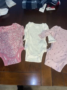 Lot Of3 Gap long sleeved bodysuits Cream Pink Floral Hearts Baby Girl; 0-3 Mons - Picture 1 of 11