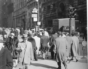 Fotografía original vintage 1955 de la ciudad de Nueva York multitud de personas caminando - Imagen 1 de 2