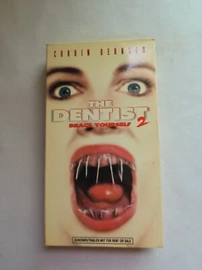 The Dentist 2 Brace Yourself VHS Tape, komplett/getestet siehe Fotos (VHS112) - Bild 1 von 4