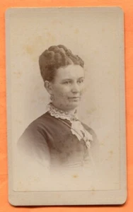 CDV Milwaukee WI, Retrato de una mujer identificada, por Bishop alrededor de la década de 1880 sello posterior - Imagen 1 de 3