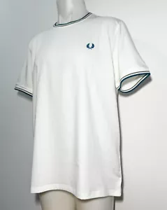 FRED PERRY - HERREN- T-SHIRT MIT DOPPELSTREIFEN - M1588- WEIß- Größe XL- NEU - Bild 1 von 1