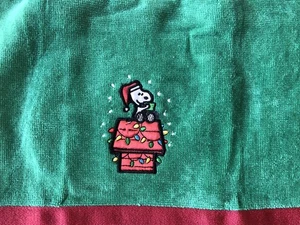 Peanuts~SNOOPY on DECORATED Doghouse~One GREEN HandTowel~16” X 26”~NEW~FREE SH. - Picture 1 of 3