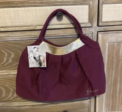 Bolso de mano GUESS dorado de lona con logotipo granate Foto 1 de 4