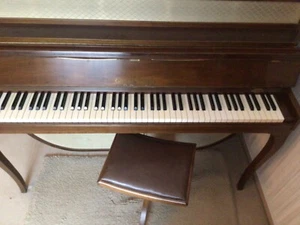 GROTRIAN-STEINWEG Klavier, gebraucht, Nussbaum mit grünem Stoffbezug - Bild 1 von 2