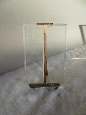 ancien cadre photo à posé verre biseauté et montant en laiton 14.2 cm de H - Photo 1/4