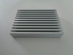 Disipador de calor de aluminio de 2,5" X 3,5" X 0,6" con respaldo de almohadilla térmica - Nuevo - Imagen 1 de 5