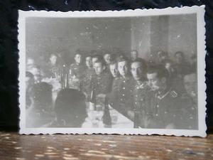 Photo argentique guerre 39 45 soldat Allemand wehrmacht WWII 2 banquet Russie - Imagen 1 de 2
