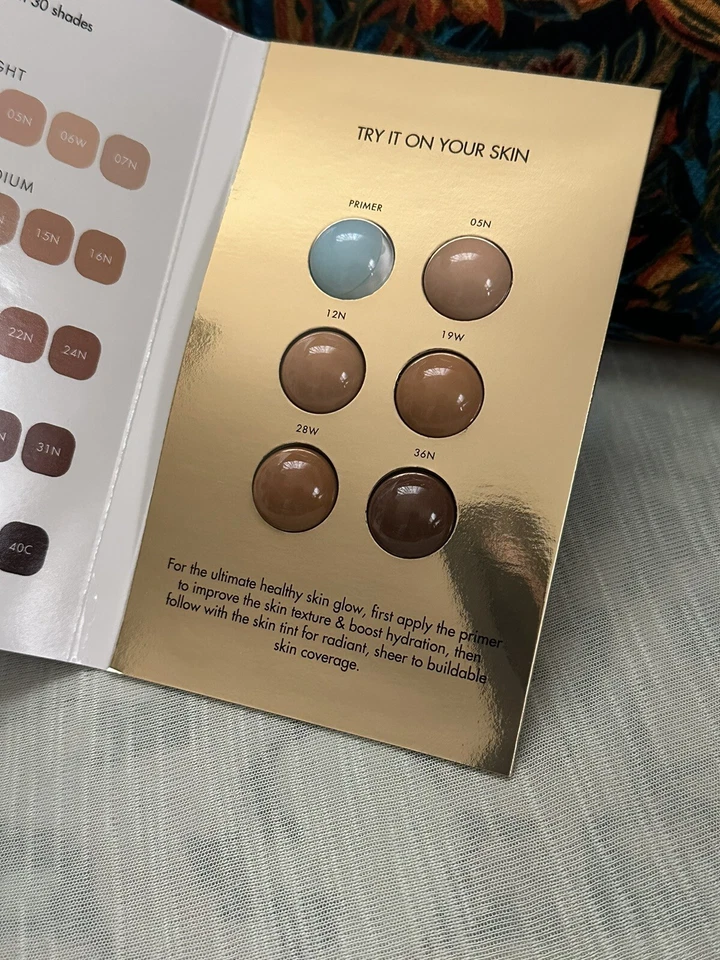 Tarjeta de muestra Dolce&Gabbana Blueberry Nutri-Tinte Hydra-Glow & Fresh Skin Tint Foto 1 de 4