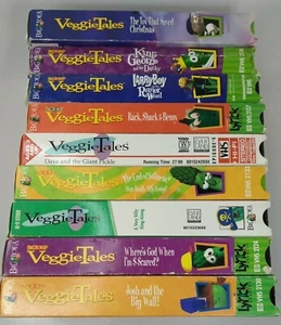 9 VEGGIETALES Larry Boy Silly Giant Pickle Toy Saved Christmas VHS Lot Bible God - Foto 1 di 12