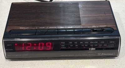 Vintage Emerson FM/AM Digital Clock Radio RED5521 Woodgrain Tested Works - Image 1 of 4