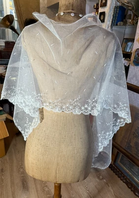 DENTELLE ANCIENNE - Large volant de tulle brodé - 1.60 mètre - Photo 1/4