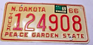 Camión Dakota del Norte 1966 matrícula Peace Garden State - Imagen 1 de 2