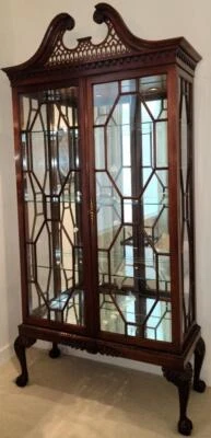 Hermoso gabinete de vitrina de porcelana de madera y vidrio iluminado - VGC - ACABADO MAGNÍFICO Foto 1 de 4