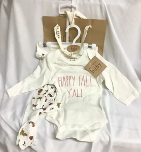 RAE DUNN BABY MÄDCHEN oder Unisex Herbst Motto Outfit mit Geschenktüte Größe 3-6 Monate NEU - Bild 1 von 4