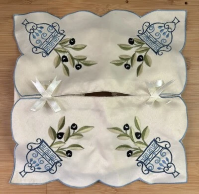 Cubierta de caja de pañuelos bordada urna griega olivos marfil arcos núcleo de cabaña Foto 1 de 4