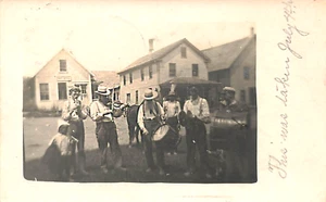 Músicos de oficina de correos de la calle principal de China ME tocando su música, RPPC - Imagen 1 de 2