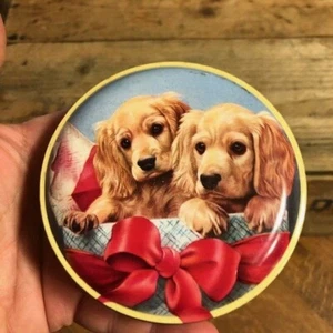 Vintage Small Round Toffee / Confectionary Tin – Spaniel Dog Puppies – Cute! – - Foto 1 di 4