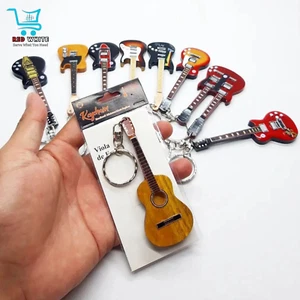 Llavero de madera miniatura para guitarra exclusiva 2 piezas envío gratuito - Imagen 1 de 5