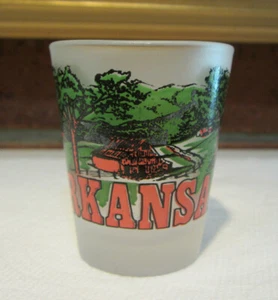 Arkansas Vintage Sammlerstück Milchglas Schnapsglas mit Country Szene sehr hübsch  - Bild 1 von 7