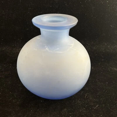 Jarrón vintage de cerámica translúcida azul 4"X4" Foto 1 de 4