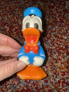 Juguete chirriante de goma vintage 1982 Walt Disney Productions Pato Donald - Imagen 1 de 5