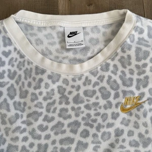 Nike Small Pullover Sweatshirt Women Small Gray White Leopard Print Gold Swoosh - Picture 1 of 6