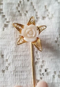 Pin de solapa de flor vintage tono dorado celuloide rosa resina MCM accesorio de joyería - Imagen 1 de 8