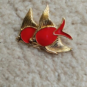 Vintage Trifari Gold Tone Red Enamel Double Fish Brooch Pin 1.5 in - Picture 1 of 7