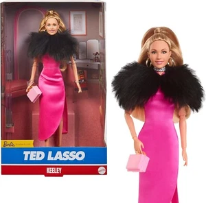 Muñeca coleccionable Barbie Signature Keeley Jones de Ted Lasso con vestido rosa - Imagen 1 de 14