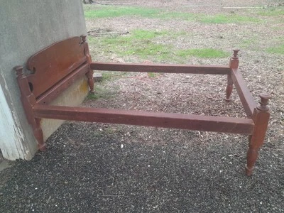 Antigua cama de cuerda del siglo XIX.  Foto 1 de 3