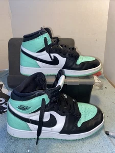 Air Jordan 1 Retro High OG: Weiß/Schwarz-Grün - Herrengröße 7Y - Bild 1 von 5