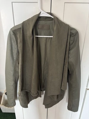 Chaqueta en blanco NYC verde imitación cuero mangas drapeado frontal tejido cremallera asimétrica xs  Foto 1 de 4