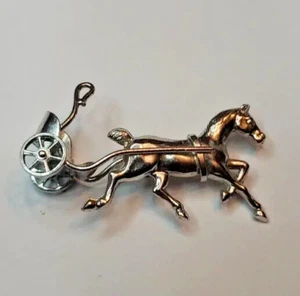 Spilla vintage in argento sterling cavallo e carro al galoppo - Foto 1 di 11
