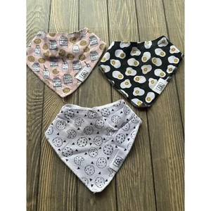 Set 3 bavaglini comuni bandana bambino cotone biologico - stampa uovo latte e biscotti - Foto 1 di 6